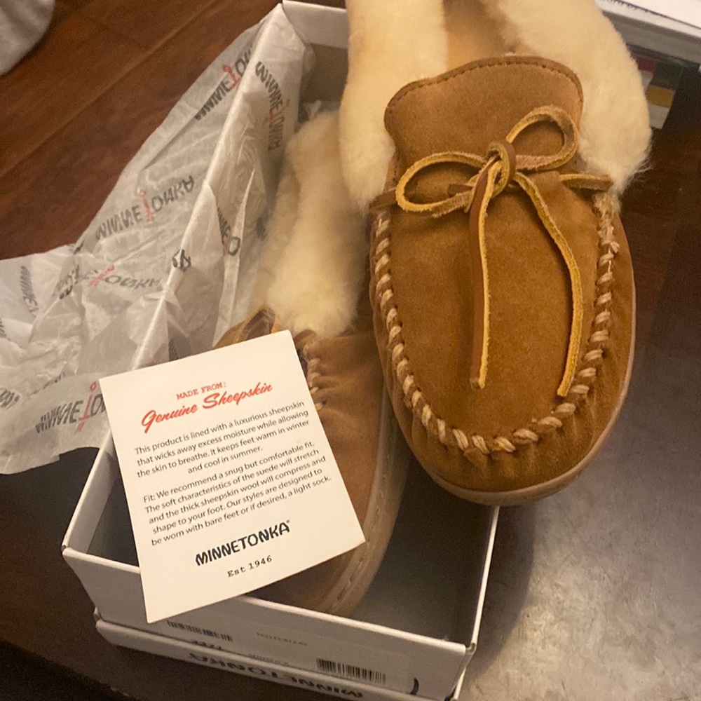 Womens size 10 Minnetonka moccasin.